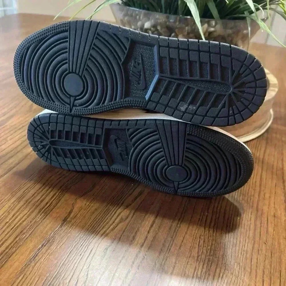 Nike Air Jordan 1 Low SE GS Mocha Light Chocolate - Picture 8 of 8